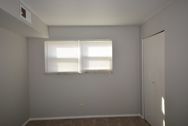Building Photo - 4330 Villa Dr