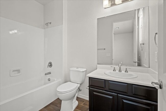 Building Photo - Fabulous Home with NexGen Sutie!