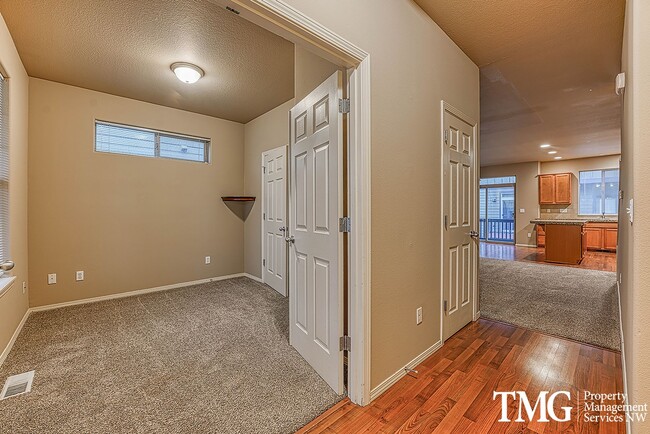 Building Photo - Gorgeous Four Bedroom Townhome in Hillsboro!