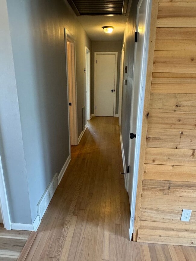 Building Photo - 3 Bedroom 2 Bath