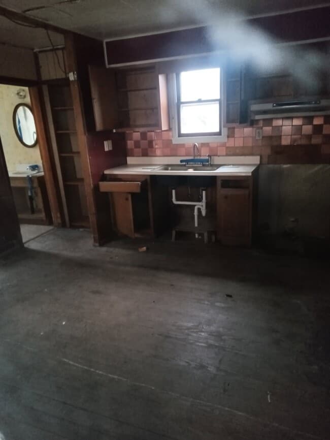 Building Photo - 313 S Dye St