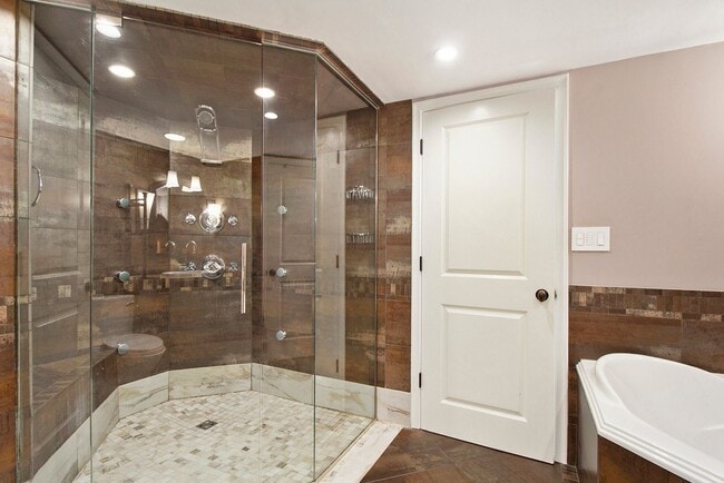 Building Photo - CLASSIC COLONIAL ELEGANCE WITH LAKESIDE SE...