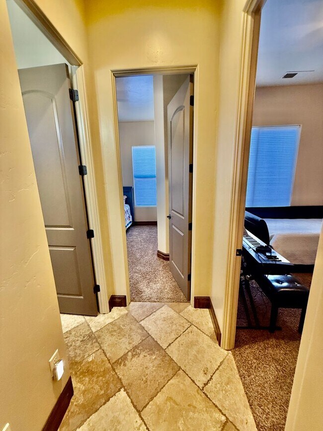 Building Photo - Beautiful Five-Bedroom Home in Tonaquint V...