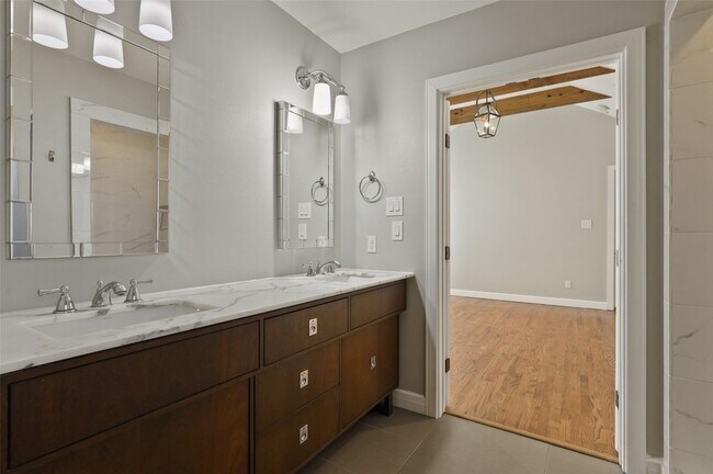 Building Photo - 7115 La Vista Dr