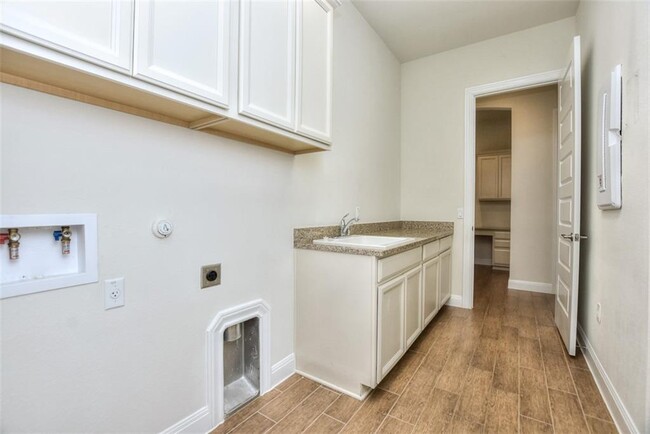 Building Photo - 10604 Lavon Bend
