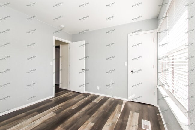 Building Photo - 407 W 35th Pl