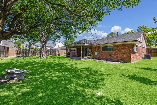 Building Photo - 2910 Freshmeadows Dr
