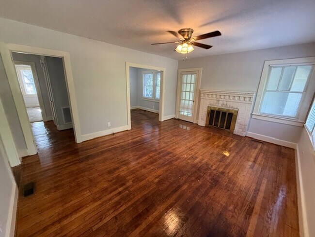 Building Photo - 3 Bedrooms | 2 Bathrooms | Rosewood Area