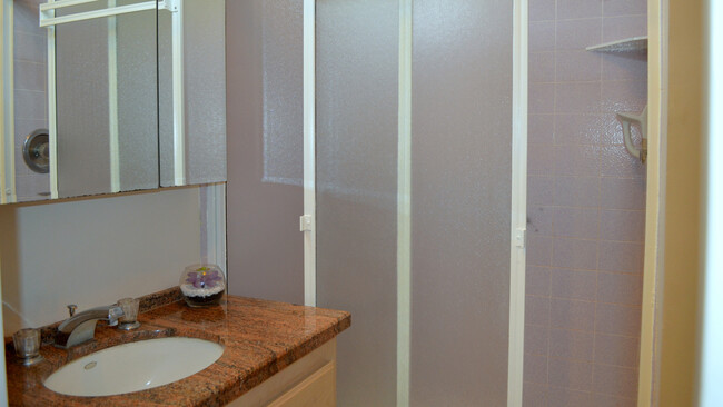 Full Bathroom 2 - 813 15th St