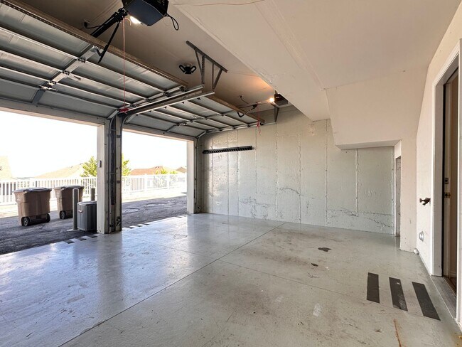 Building Photo - Amazing Townhome with Spectacular Views fo...