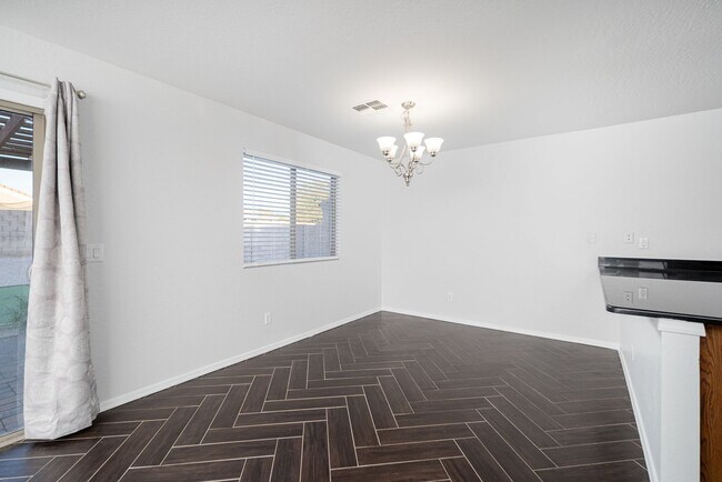 Building Photo - 4 bed, 2.5 bath, 2,251 sqft