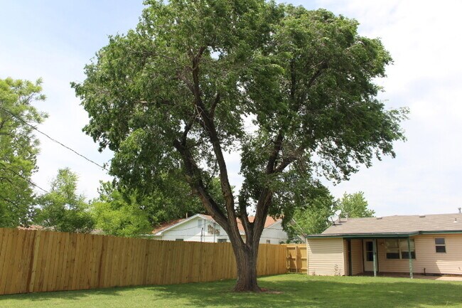 Building Photo - Pet friendly!!