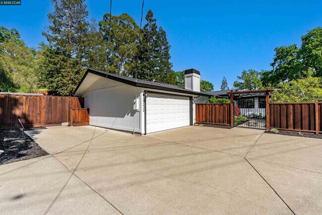 Building Photo - 2424 San Miguel Dr