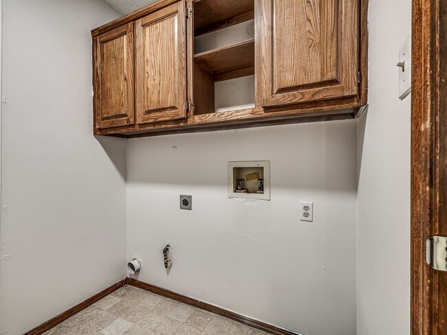 Building Photo - Move in discount / $800 first month rent