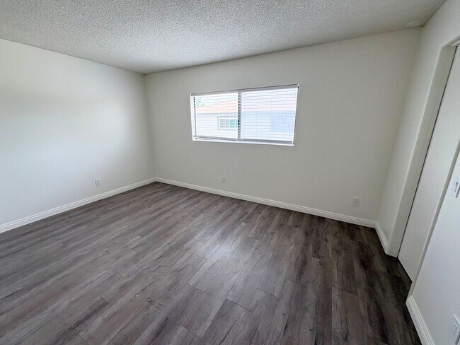 Building Photo - Newly Renovated Condo