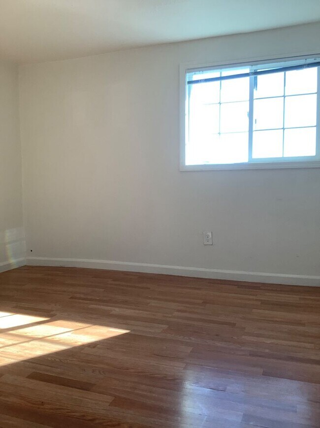 Building Photo - 1637 Truman St