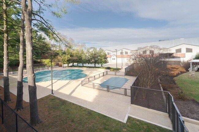 Building Photo - Contemporary 2BR/2BA Corner Condo at The Encore of McLean