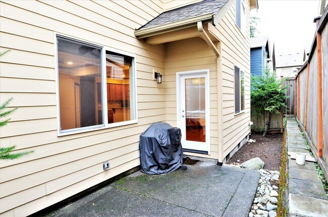 Building Photo - Spacious home with lots of natural light. ...