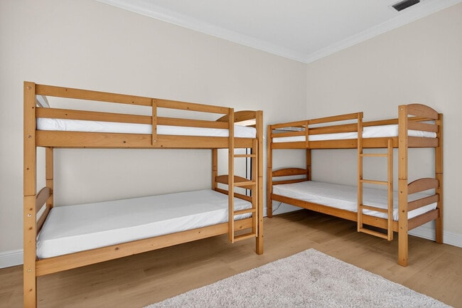 Building Photo - 513 S Riverside Dr