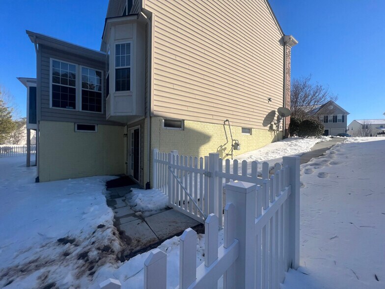 Building Photo - 9523 Evergreen Circle