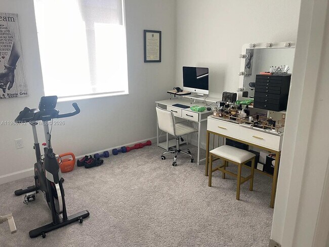 Building Photo - 728 SE 14th Ct