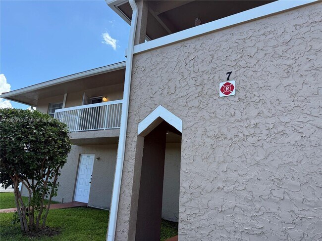 Building Photo - 9906 Twin Lakes Dr