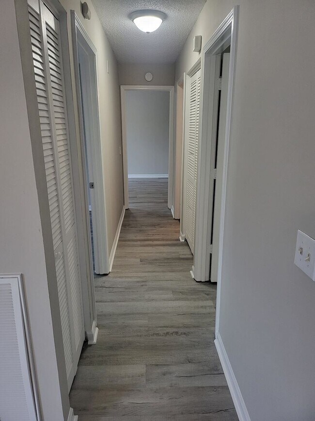Building Photo - Large three bedroom, one and a half bath t...