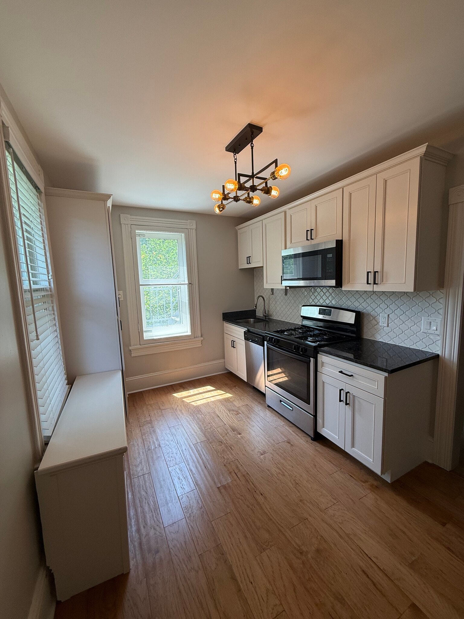 Kitchen - 207 Cricket Ave