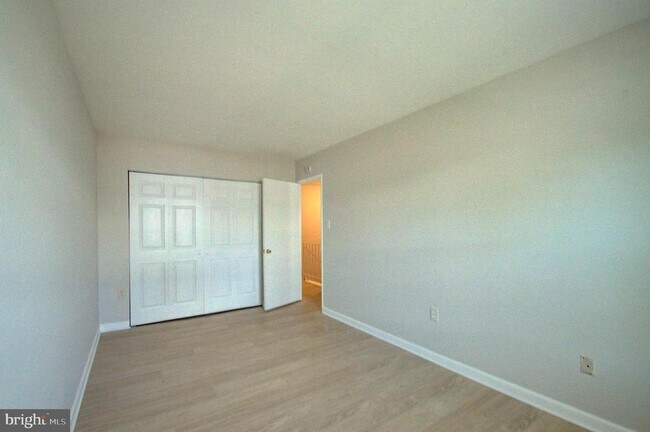 Building Photo - 565 W Diamond Ave