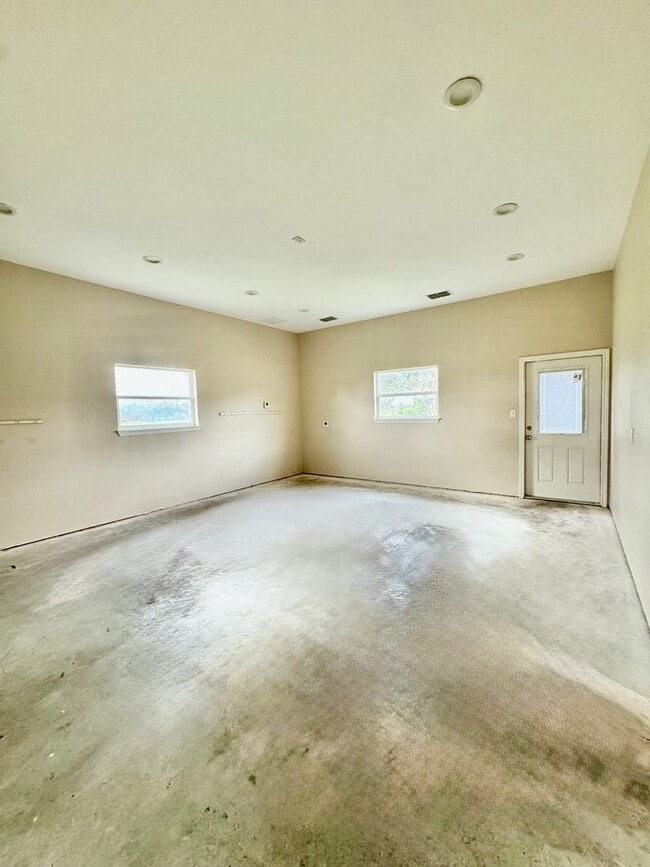 Building Photo - Elegant Estate in the Country Club Setting-Mother in law suite