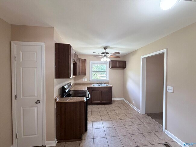 Building Photo - 2205 Glen Iris Rd NW