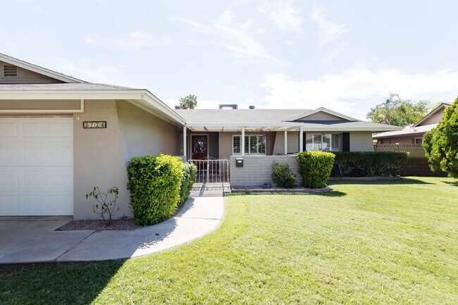 Building Photo - 2199 Sq Ft 4 bedroom 2 bath with Pool & Pool Table - Under Market Rate!