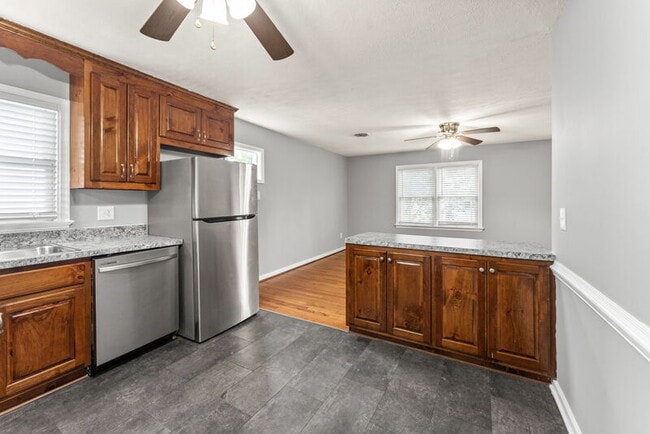 Building Photo - 104 N Oak Ave