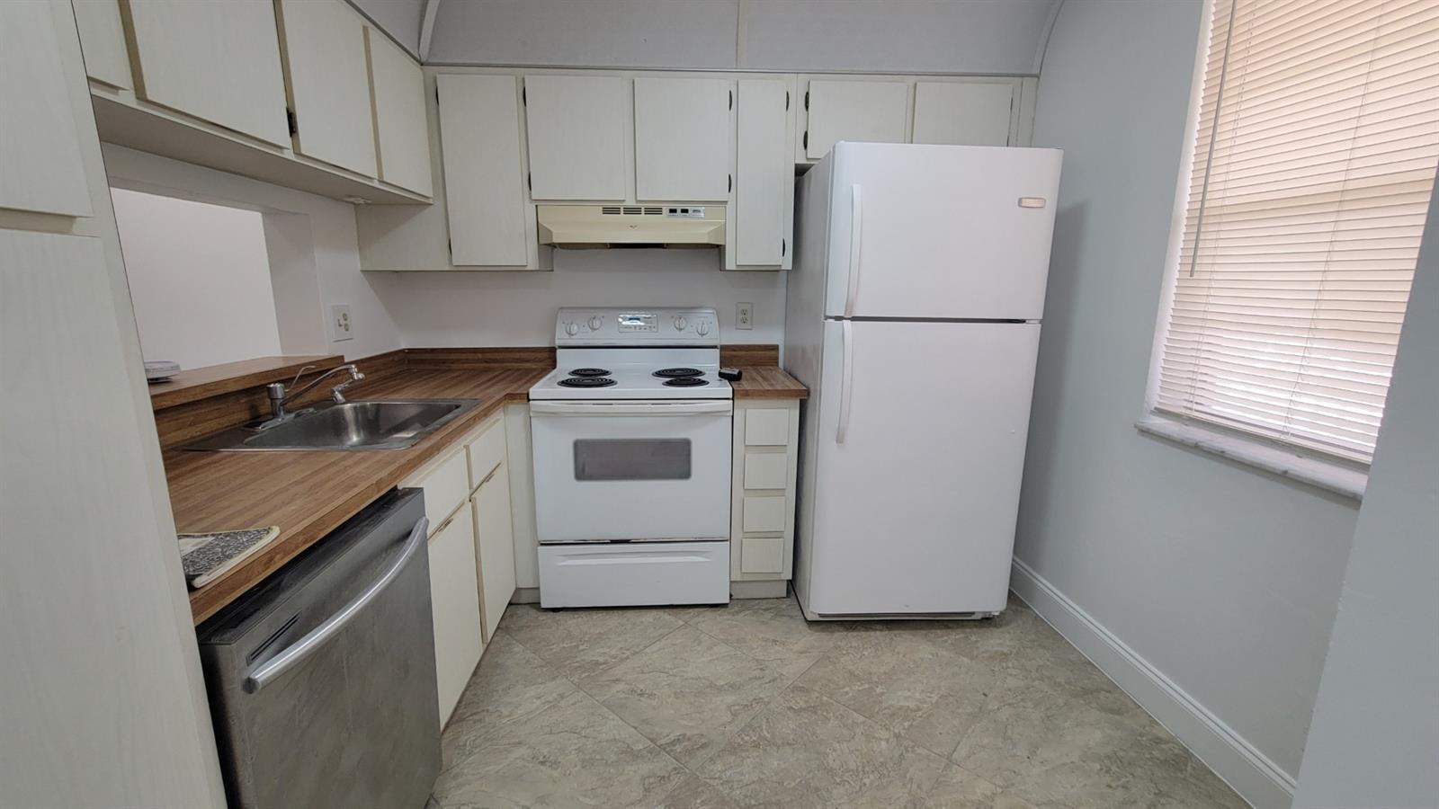 Building Photo - 3674 N University Dr