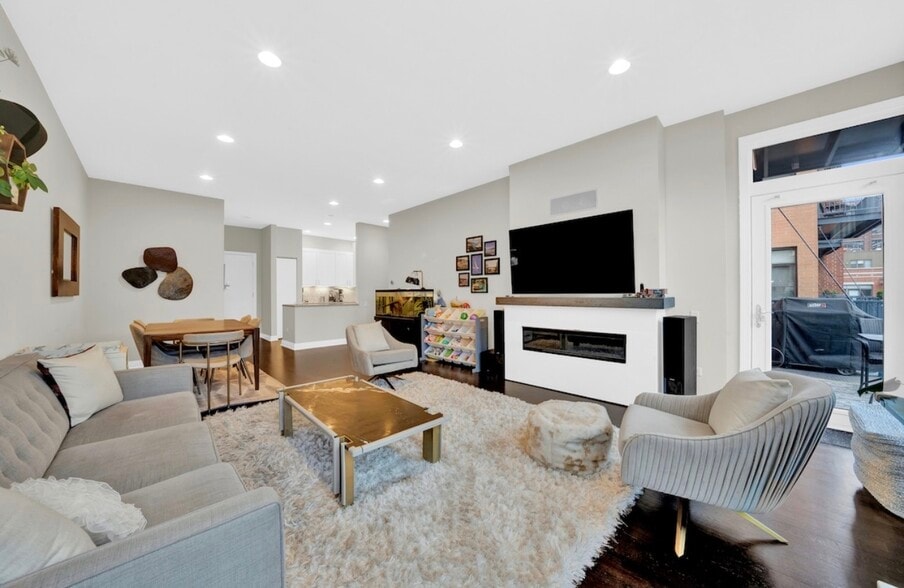 Building Photo - 550 W Fulton St