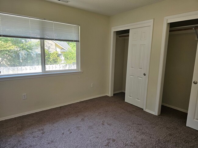 Building Photo - CLOSE IN SW PORTLAND RANCH 3/2 + 2 CAR GAR...
