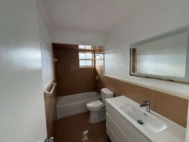 Building Photo - 948 E 47th St