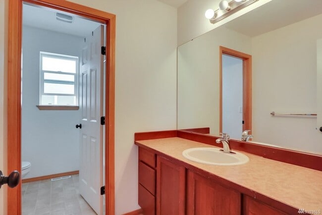 Building Photo - Beautiful home on corner lot!