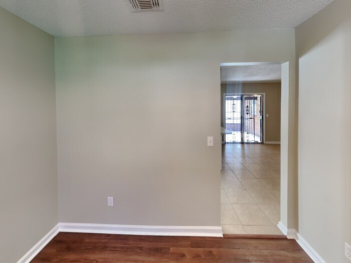 Building Photo - 950 Turtle Creek Dr S