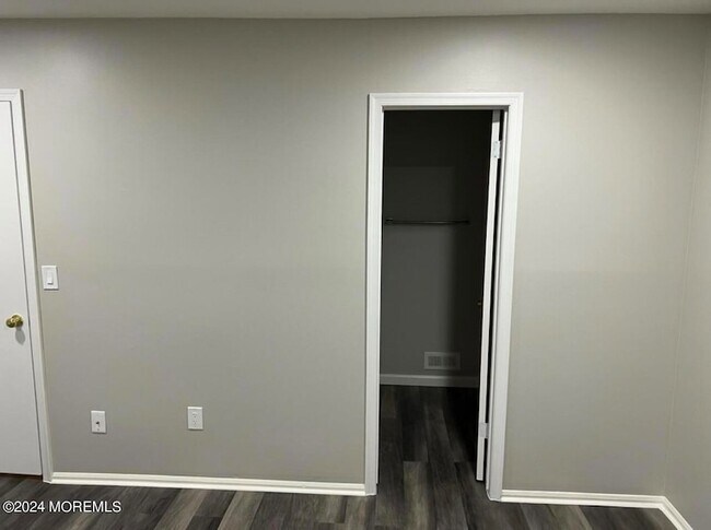 Building Photo - 254 Bromley Pl