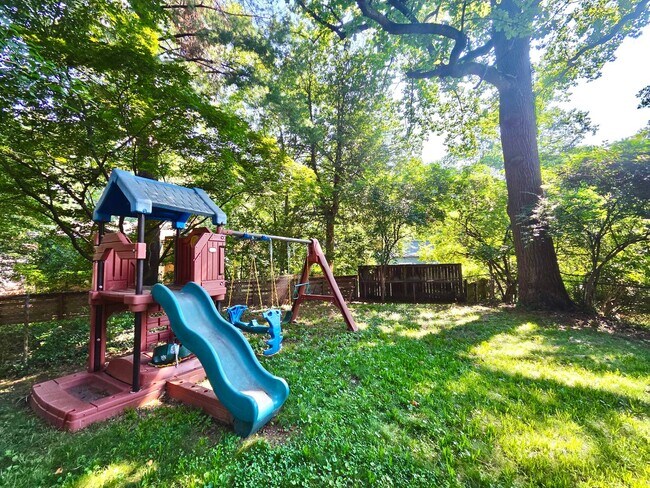 Building Photo - Lovely 4 BR/2 BA Single-Family Home in Sil...
