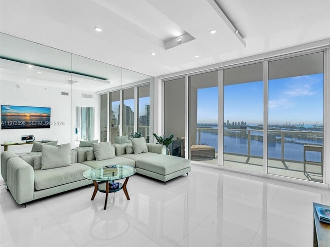 Building Photo - 2020 N Bayshore Dr