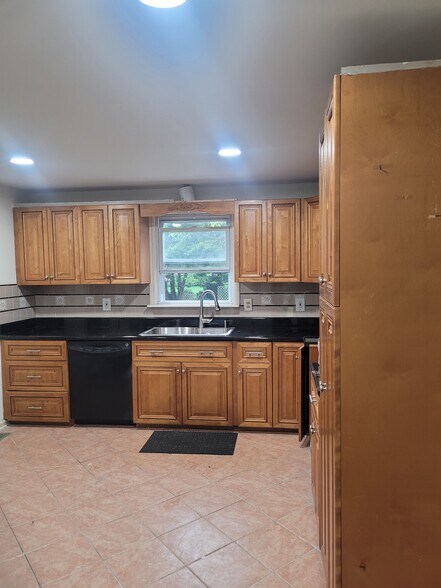 Kitchen (Granite Countertop) - 4008 Oakland Road