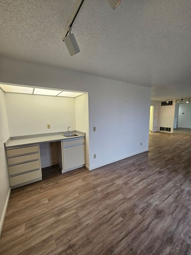 Building Photo - 1 Bedroom Condo on the Golf Course!