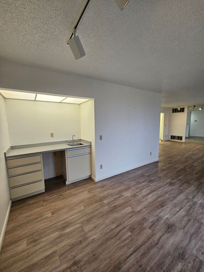 Building Photo - Check out this 6 month lease price(June thru November) on Moses Lake Golf Club 9th tee box!
