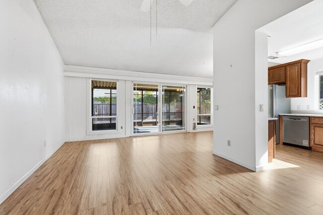 Building Photo - 7113 Mountainside Dr