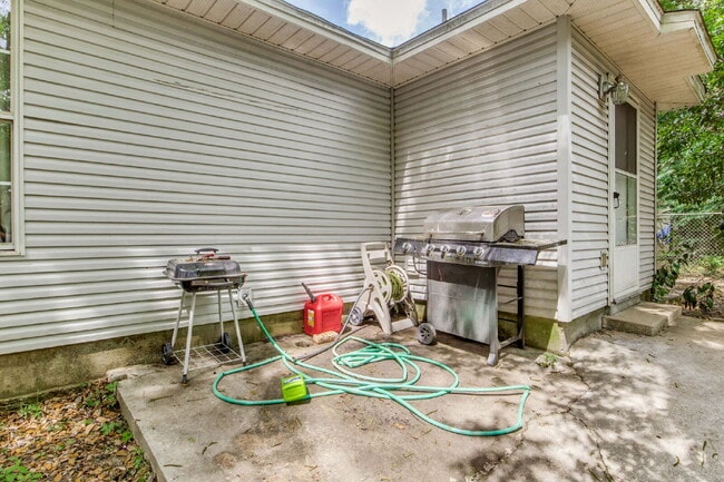 Building Photo - Move-in ready 3-bedroom, 1-bath cottage