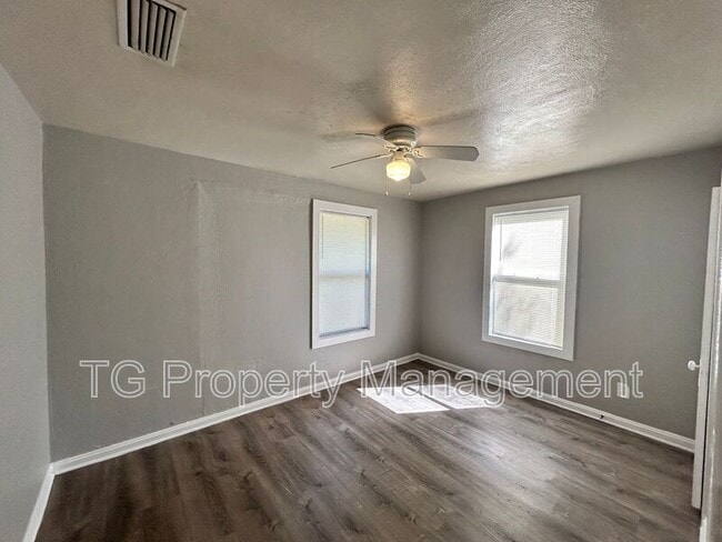 Building Photo - 3516 Phyllis St