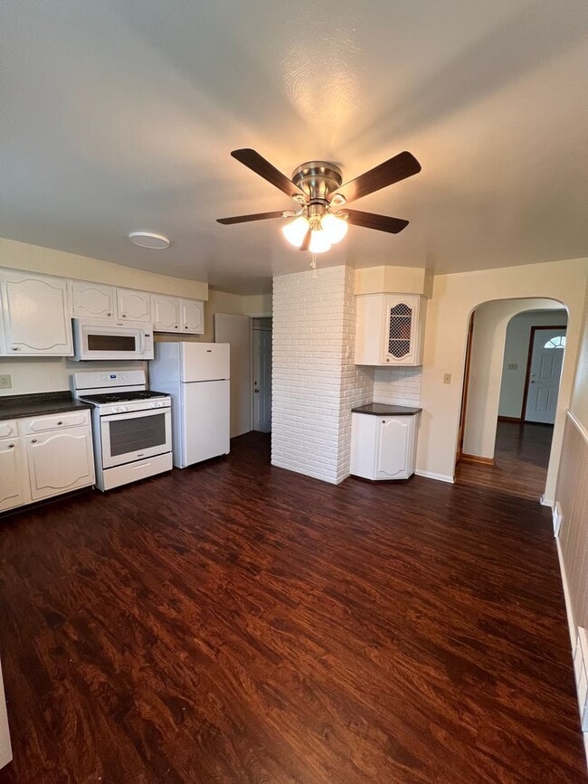 Building Photo - 154 S Kimberly