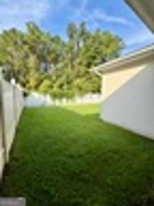 Building Photo - 200 Royal Palms Ave